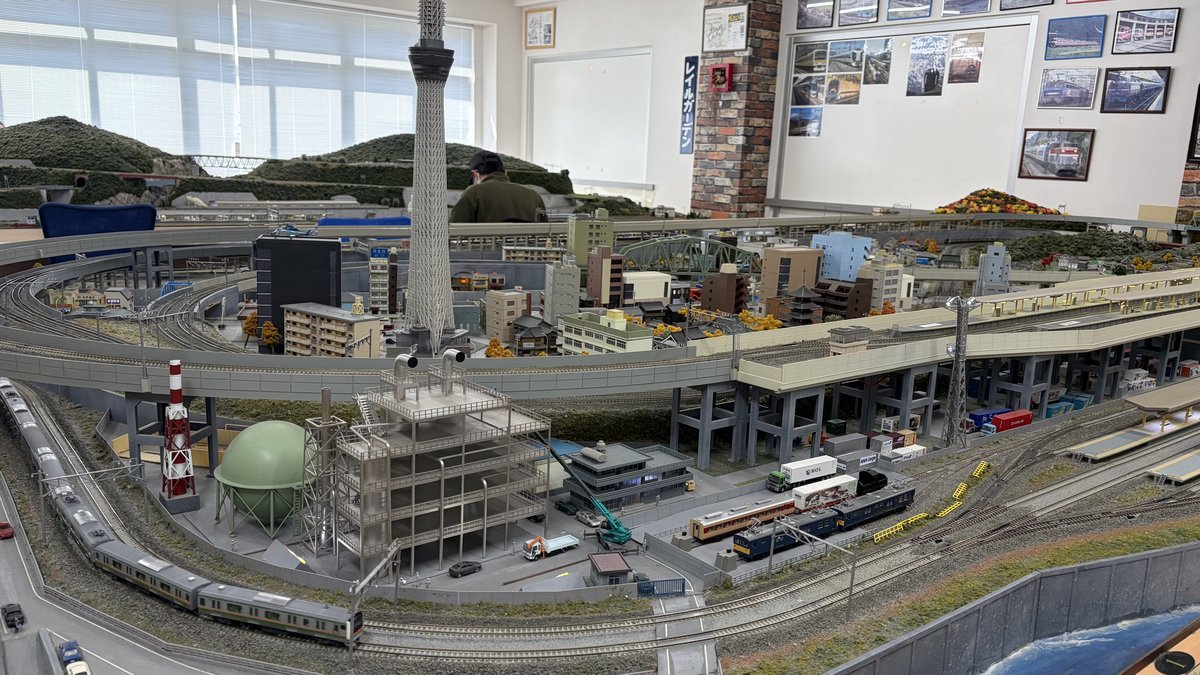 レイルガーデン街側コースのレイアウト全景にスカイツリーが映る